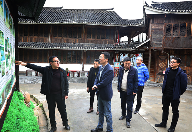 石罡校友向大家介绍“雪峰山旅游扶贫模式”.jpg