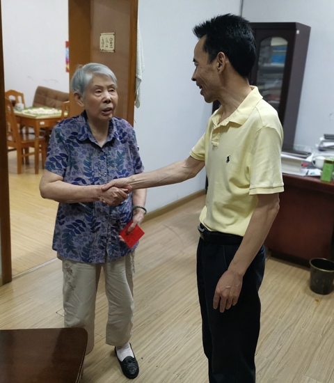 党委委员、纪委书记李雪山（右）走访慰问老党员邓先罗（左）.jpg