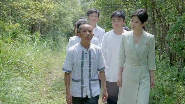 矮寨镇家庭村党支部书记石大林介绍深山“致富路”照片.jpg