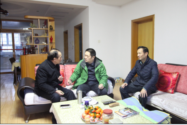 肖湘愚、晏金平走访慰问世界杯官网退休的原党委书记颜学根.png