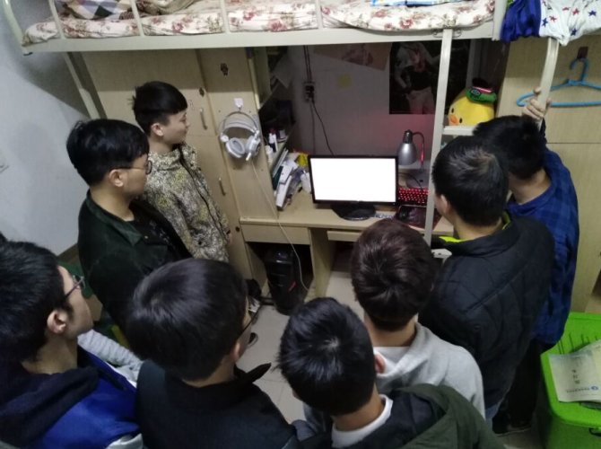 14、15栋宿舍看直播.png