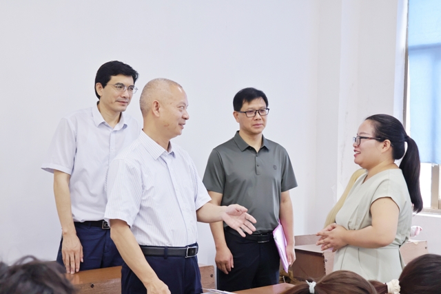 听课专家在课间与任课教师交流照片.jpg