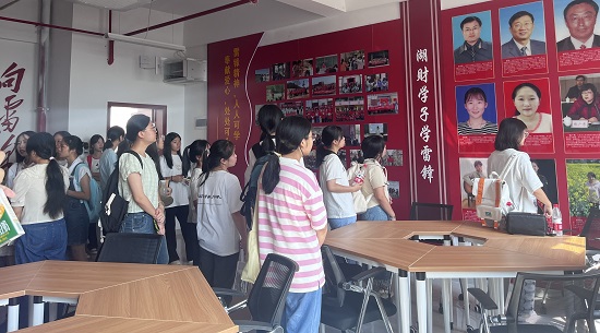 参观思想政治教育实训室照片.jpg