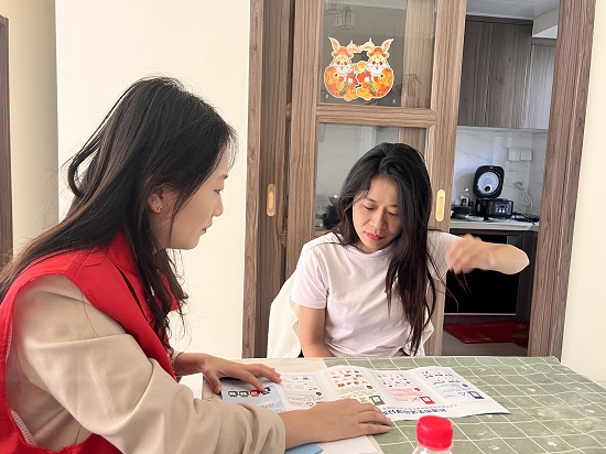学生入户开展垃圾分类宣传照片.jpg