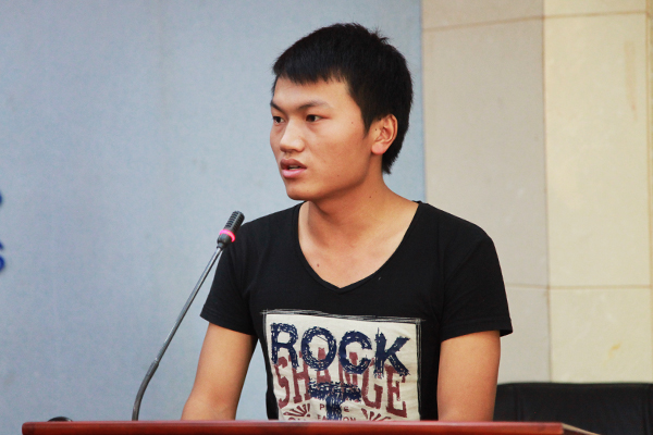 获志学金学生代表发言。.jpg